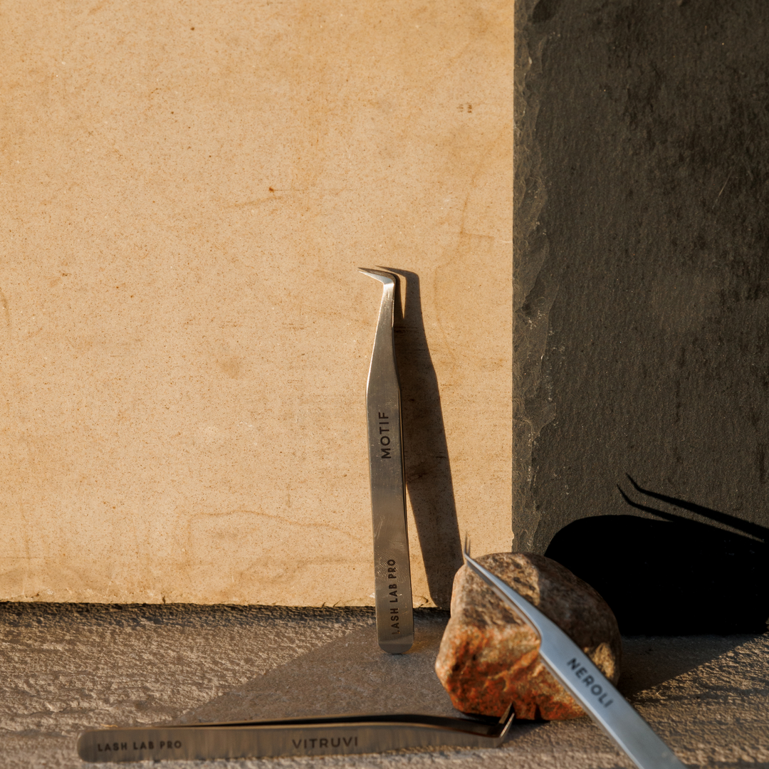 MOTIF Mega Volume Professional Eyelash Extensions Tweezer