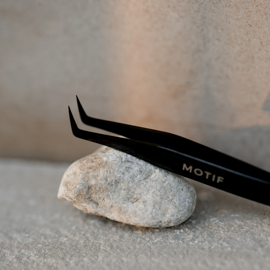 MOTIF Mega Volume Professional Eyelash Extensions Tweezer